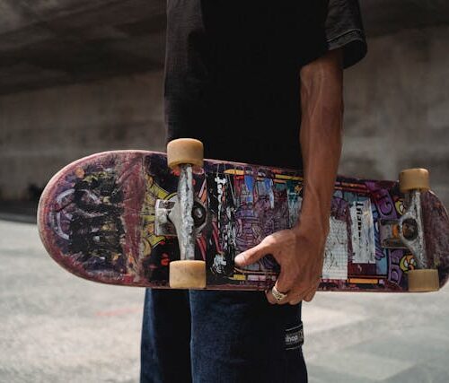 pexels-allan-mas-5369418 Patineta con graffiti